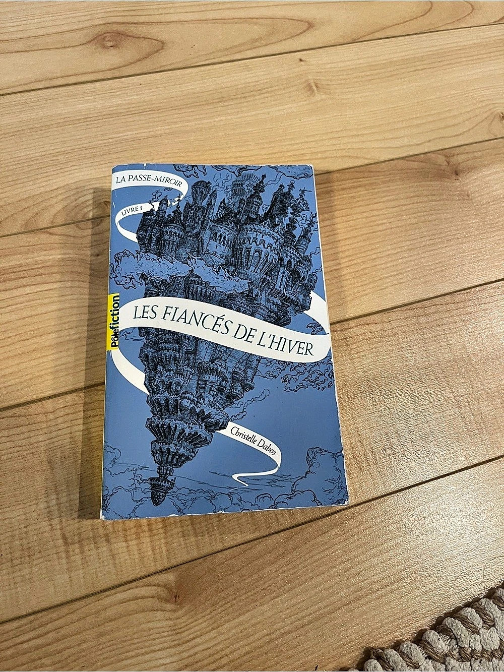 La Passe-Miroir: Les Fiancés de l'hiver Paperback Book in French